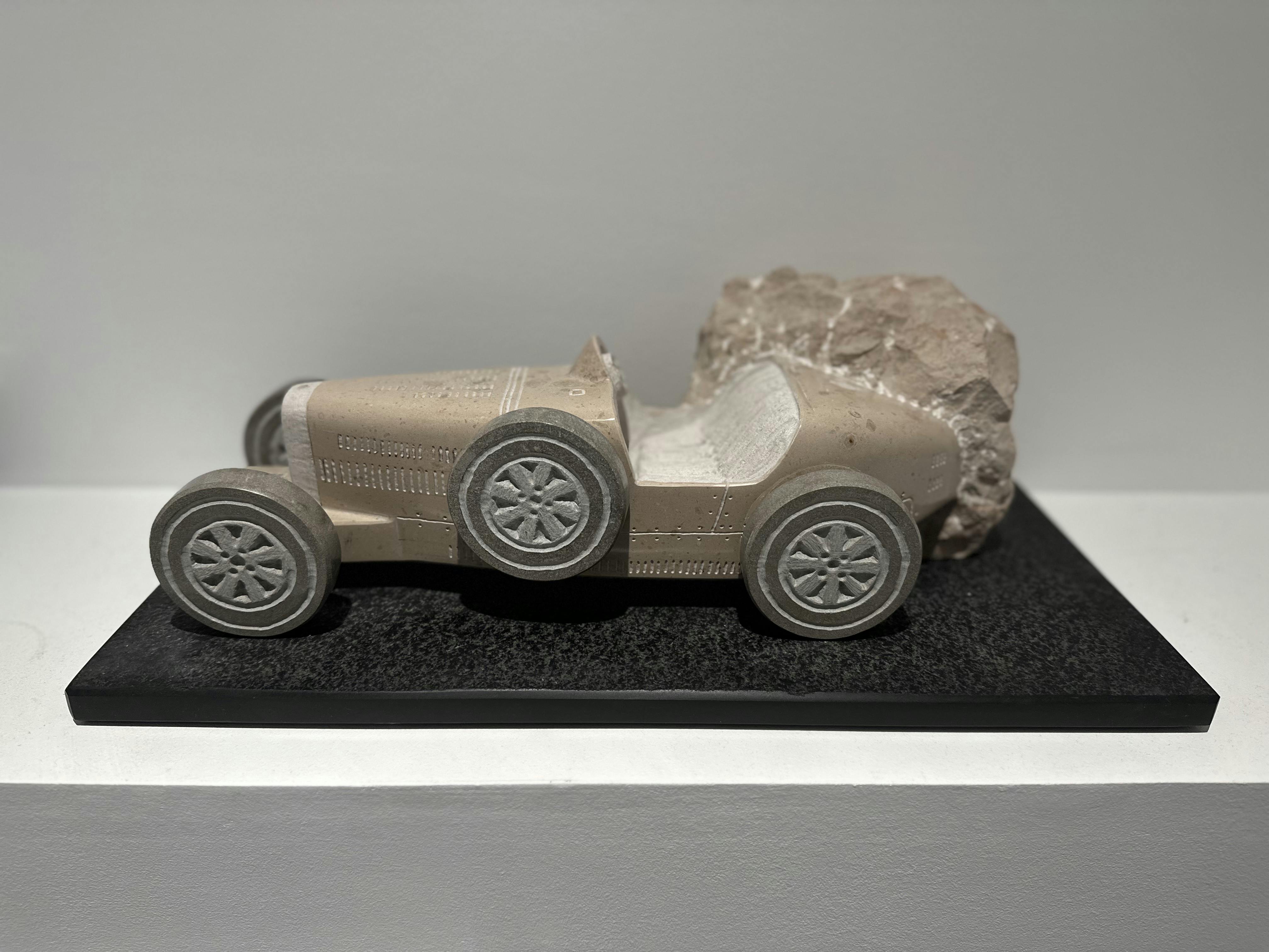 Sculpture réalisé à la main, dans la roche brute, par un virtuose de cet Art . Il faut savoir que chaque réalisation est un pièce une pièce unique et ne sera jamais reproduite . L'homme qui réalise ses merveilles s'appelle Christophe JEANBLANC. Vous souhaitez faire réaliser votre auto, votre portrait, votre animal.... C'est possible . Ses œuvres sont visibles et disponibles à l'essence de l'automobile .         