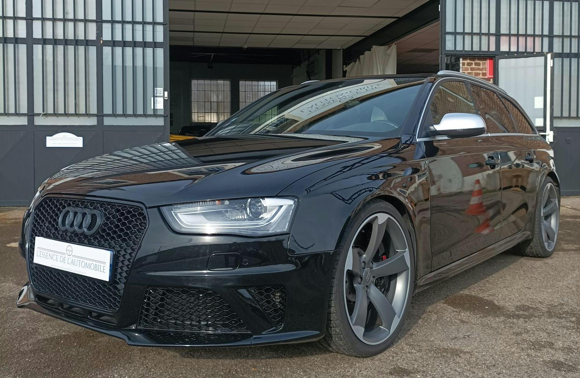 Audi RS4 Avant V8 4.2 450 ch – Boîte S tronic, full black, toit pano, B&O, jantes 20", entretien rigoureux. Collector sans malus, état exceptionnel.